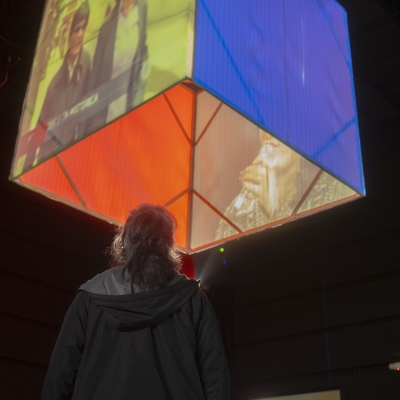 Público viendo las obras de la exposición RGB 2025