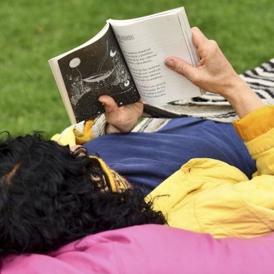 Lectura bajo los árboles.