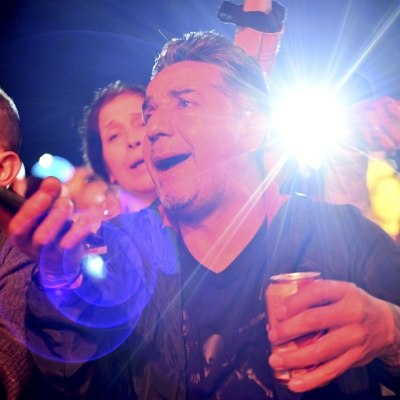 Salsa la parque. retratos publico angulares noche