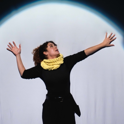 ¿Quién prendió la plancha? y ¿Por qué la dejó caliente sobre la cama? 