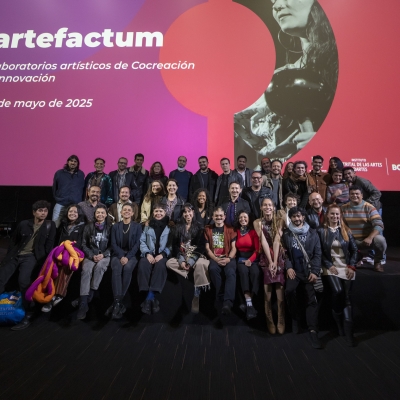 Personas en conversatorio lanzamiento Artefactum