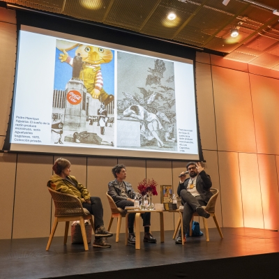 Grupo de personas exponiendo