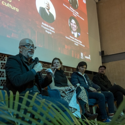 Personas en conversatorio