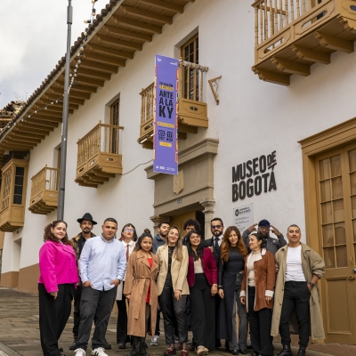 Grupo de artistas afuera del Museo Bogotá
