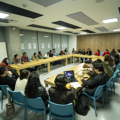 Grupo de personas en mesa redonda