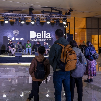 Personas en conversatiorio