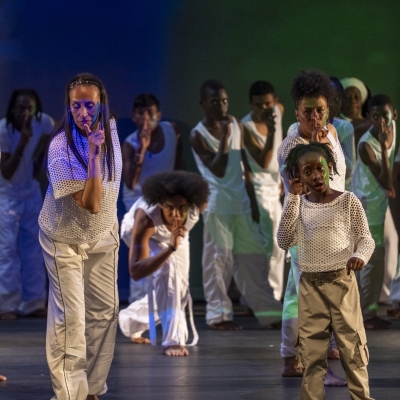 Personas actuando en el Teatro El Ensueño