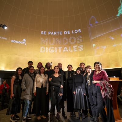Grupo de personas en lanzamiento de Proyecto especial de Mundos Digitales