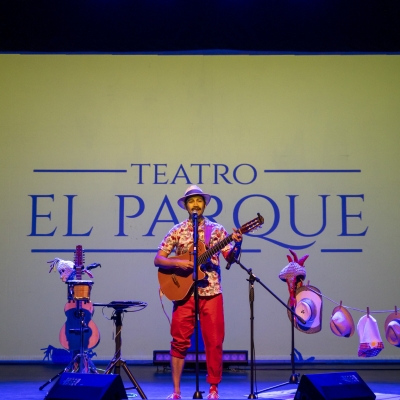 Persona cantando en el teatro El Parque