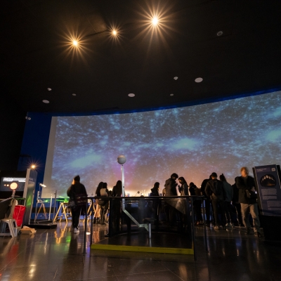 Personas en exposición en el Planetario de Bogotá