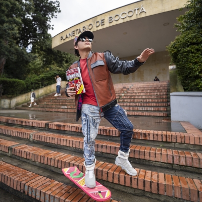 Personaje geek fuera del planetario de Bogotá