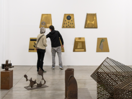 Fotografía del montaje de la exposición retrospectiva Acoplamientos 