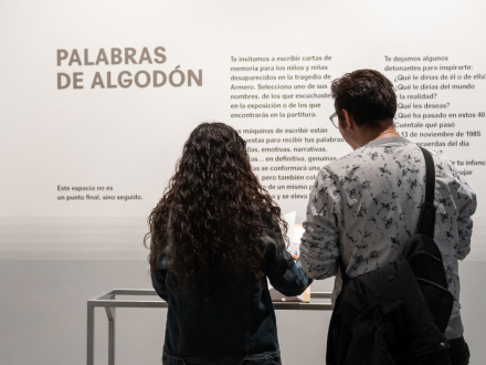 visitantes mirando el texto de mediación 