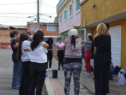 Angie Vanessa Huertas con un grupo de trabajo en la calle 