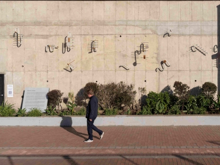 piezas metalicas instaladas en la fachada de la Galería Santa fe