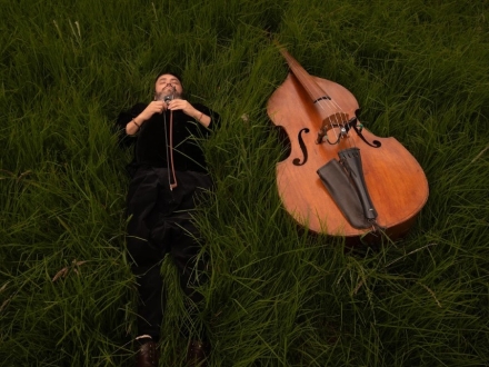 Artista Aldo Zolev con su instrumento