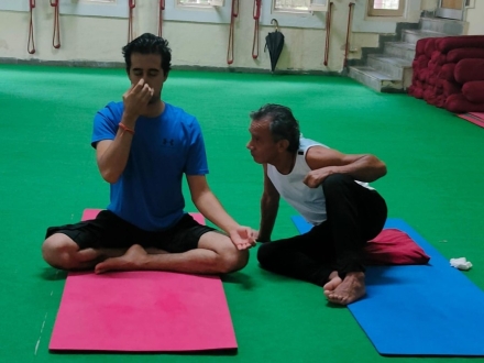 Juan Pablo Aycardi Cuéllar en taller de yoga