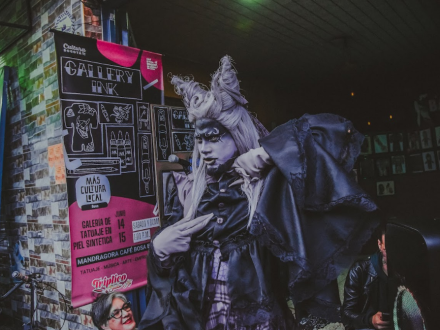 Artista drag queen en evento de Más Cultura Local
