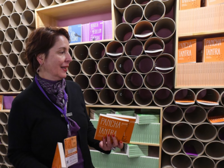 directora con libros de panchatantra