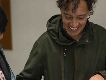 dos personas sonrien mientras miran hacia abajo