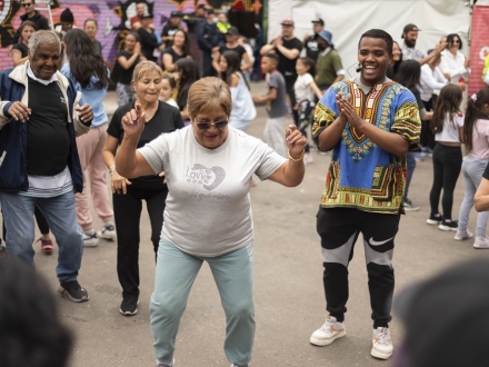 una señora mayor bailando en el parque