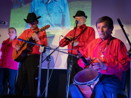 Un grupo de personas se reunen para mostrar ejemplares de una antología literaria.