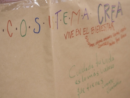 Cartelera de papel periódico con frases de los participantes del Ecosistema Crea 
