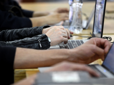 PERSONAS CON LAS MANOS EN COMPUTADORES