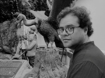 Retrato en escala de grises del periodista Luis Daniel Vega 