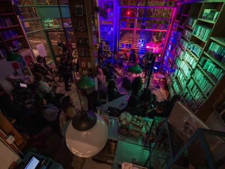 asistentes a evento en la librería Matorral 