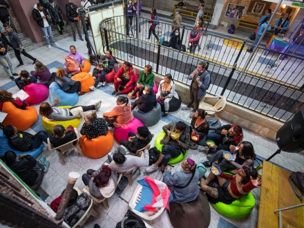 Grupo de niños y personas recibiendo una charla en El Castillo de las Artes
