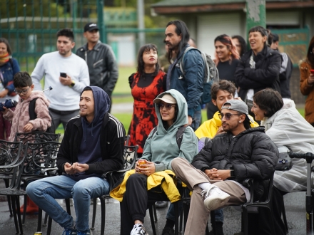 personas en un espacio abierto compartiendo