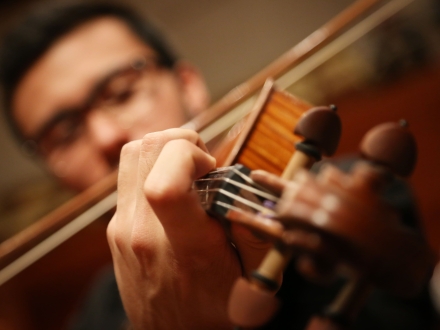 Músico con violín by Kike Barona