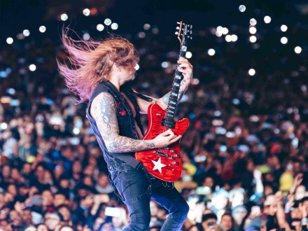Hombre tocando guitarra en escenario