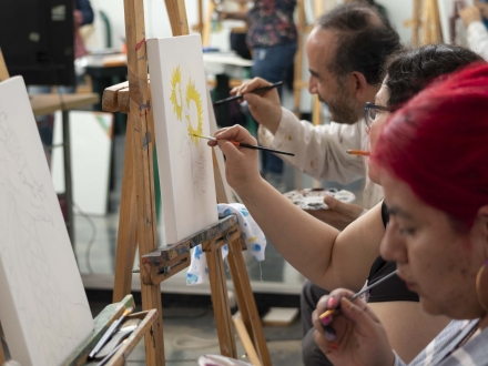 Personas pintando en un caballete
