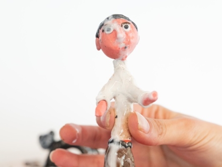 Un pequeño muñeco hecho con plastilina.