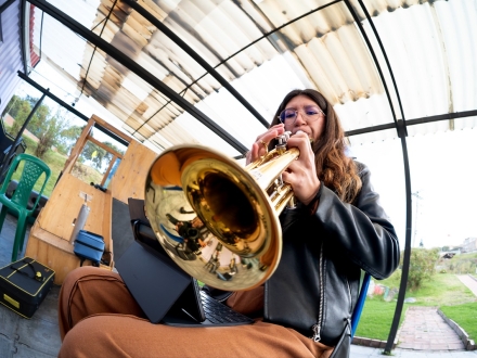 Niña tocando un instrumento de viento