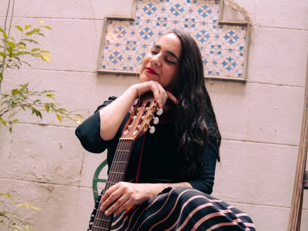 Foto Marta Gómez con su guitarra