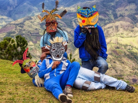 Niños posando con las mascaras realizados durante el taller de creación de mascaras