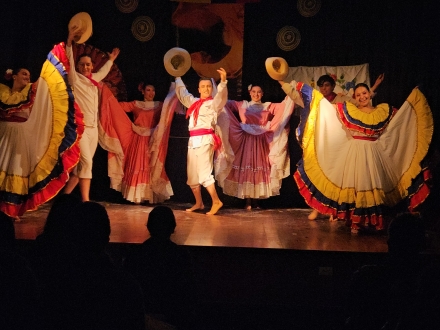 Mylva Reyes Reyes y su grupo de danza