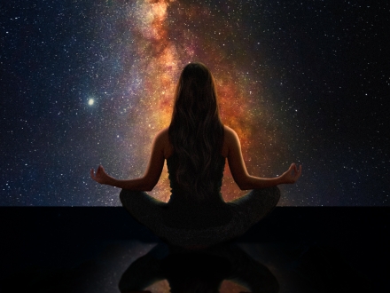 Mujer haciendo yoga