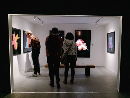 personas viendo una exposición