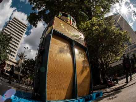 Caja amplificadora de La comadre en espacio publico.