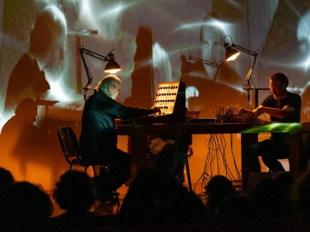 Puesta en escena de Las Monjas durante su presentación en la franja Sonar CK:WEB (en vivo)