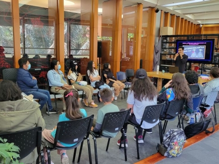 Un grupo de jovenes asiste al laboratorio 