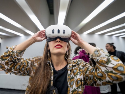 Rebecca Poirrot usando un visor de Realidad aumentada