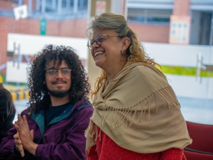 Mujer ganadora del programa Más Cultura Local de Bosa en reunión inicial de ganadores