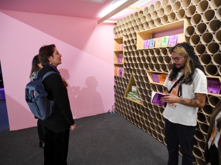 Directora viendo estante 