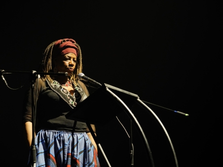 Mujer Afro en presentación artística 