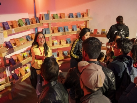 entrega de libro al viento en la Filbo 